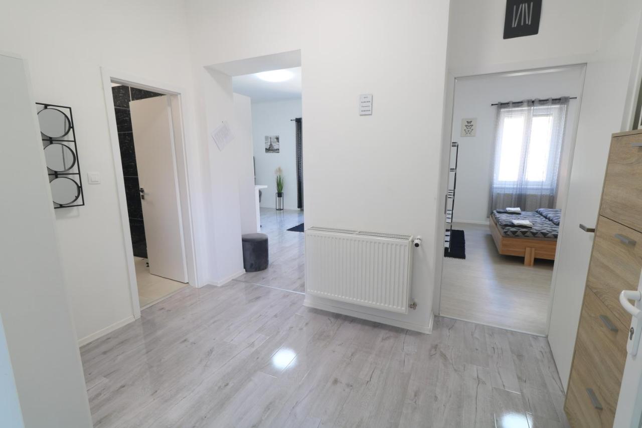 Black or White - B&B Szeged