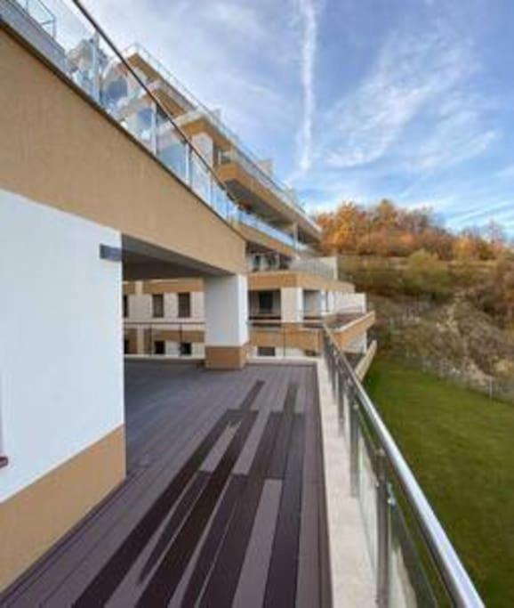 Modern apartment with city-view near Poiana Brasov - Chambres d’hôtes