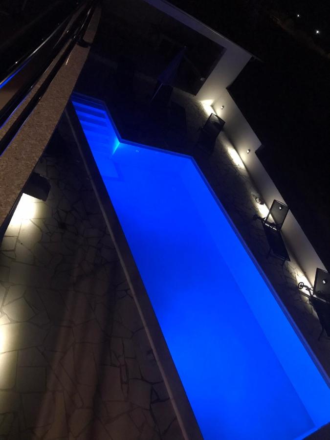Villa Ana perfect for families with kids and groups,House with heated Pool - Chambres d'hôtes Podstrana