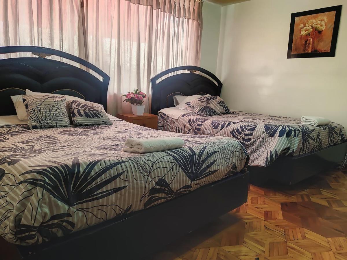 Tweepersoonskamer met 2 Aparte Bedden en Eigen Badkamer