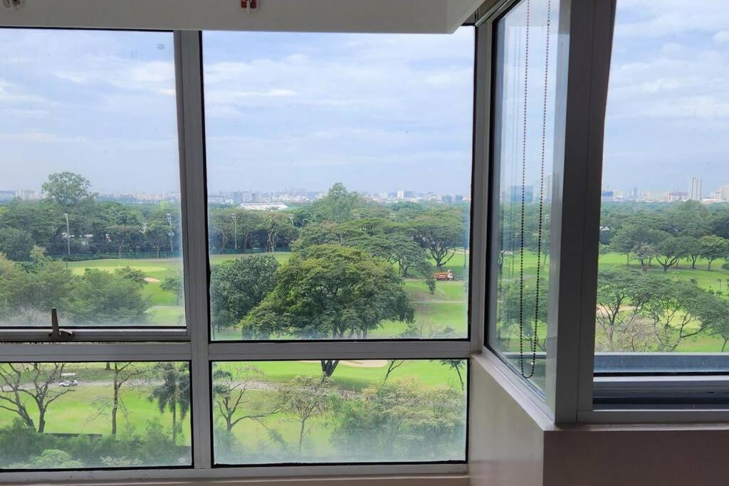 Enjoy BGC Sunset and Golf Course View 2 BR Loft with 100mbps Internet Connection - B&B