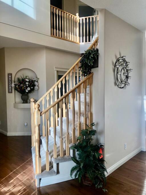 2500 sq house in Springbank Hill BL 261818 - B&B Calgary