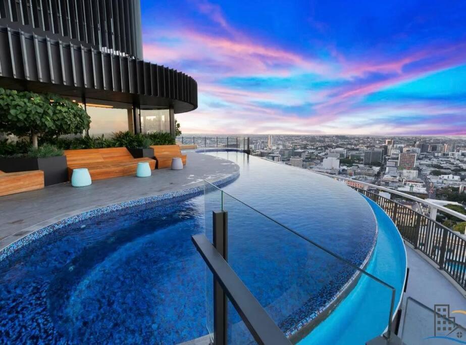 B&B Brisbane - LvL29 Rooftop Pool Carpark Netflix by Stylish Stays - Bed and Breakfast Brisbane