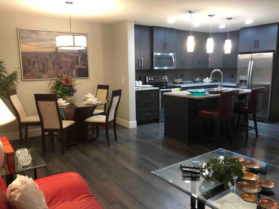 Cheerful and beautiful 3 bedroom home close lake - B&B Edmonton