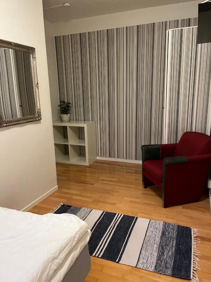Chambre Simple avec Toilettes et Douche Communes