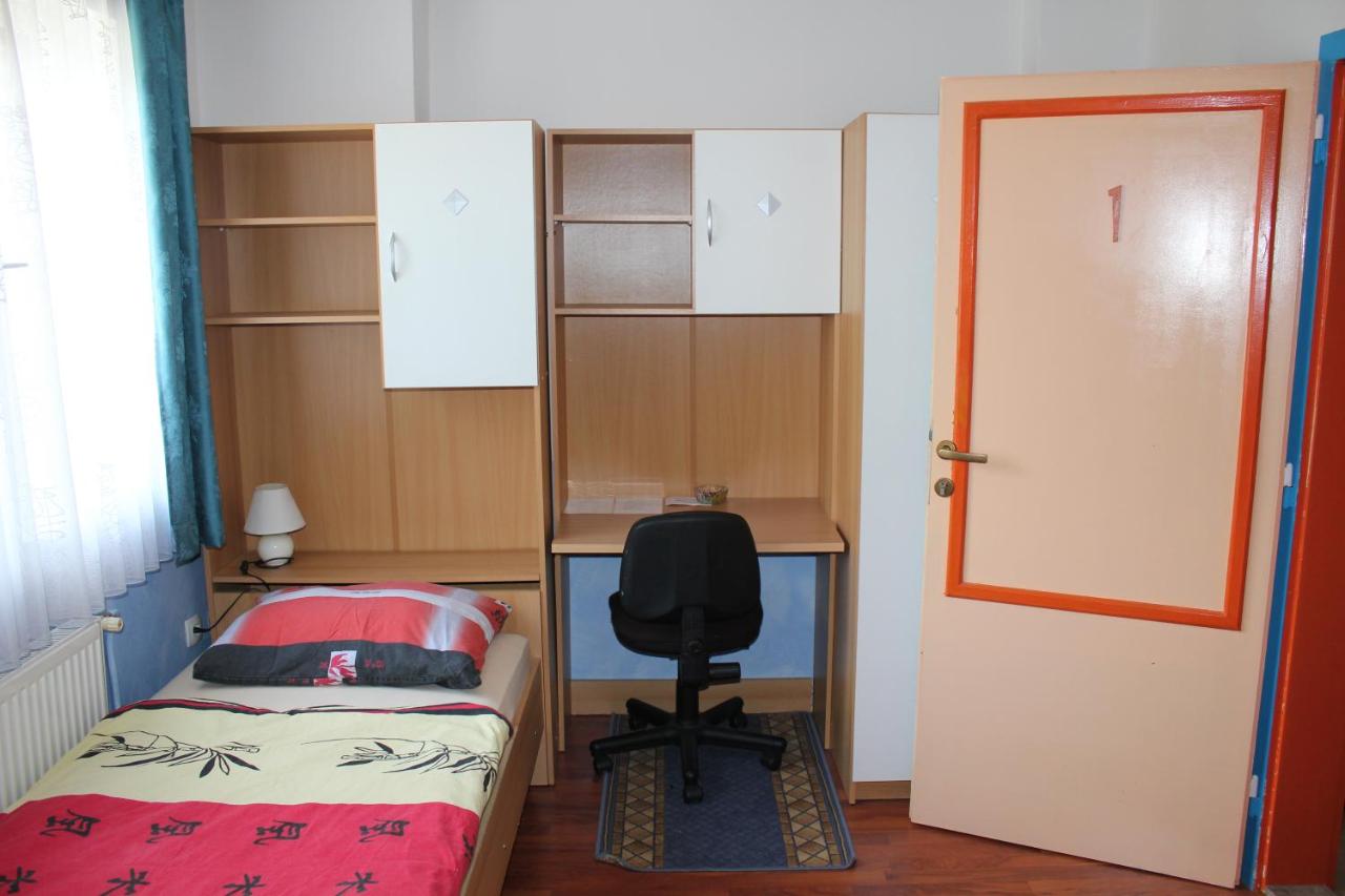 Camera Doppia con Letti Singoli e Bagno in Comune
