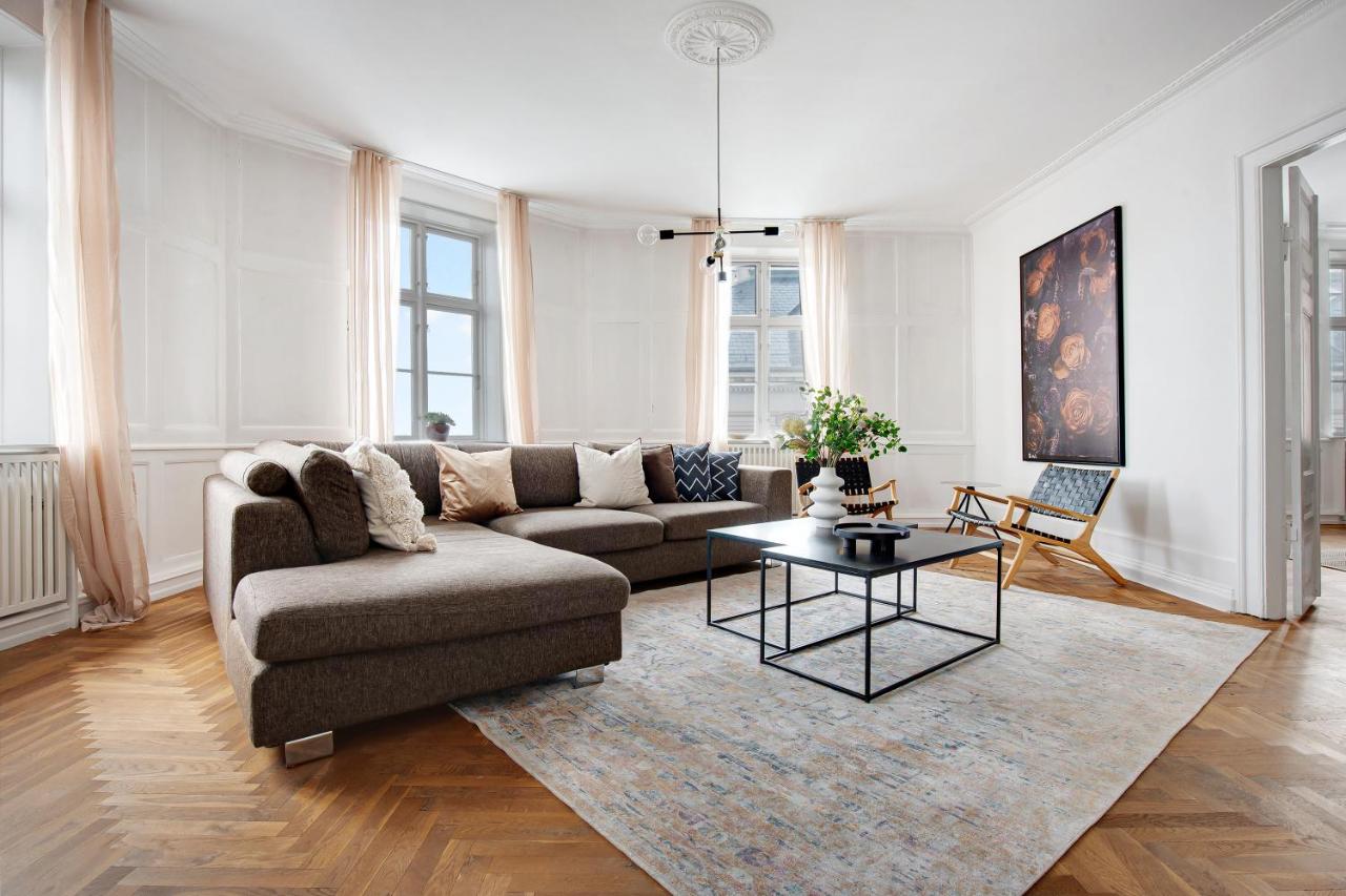 B&B Copenaghen - Sanders Square - Spacious Six-Bedroom Apartment Near Amalienborg - Bed and Breakfast Copenaghen