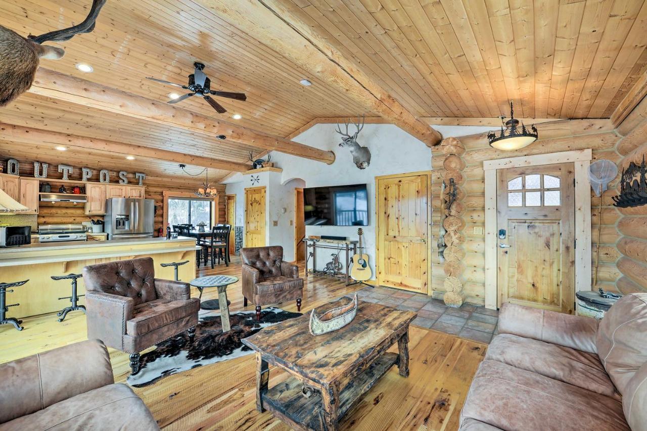 Charming Bedford Cabin with Private Hot Tub! - Chambres d’hôtes Thayne