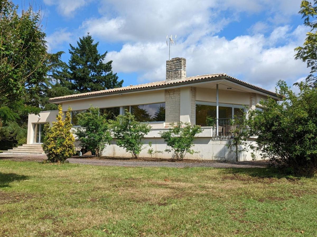 Superbe maison avec spa privatif, jardin, animaux acceptés et Wi-Fi - FR-1-653-112 - B&B
