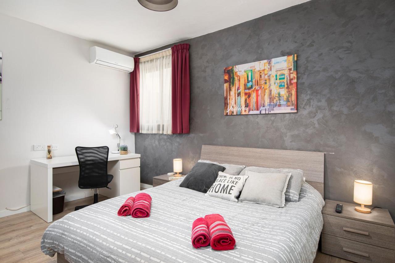 Deluxe Double Room with Private Bathroom