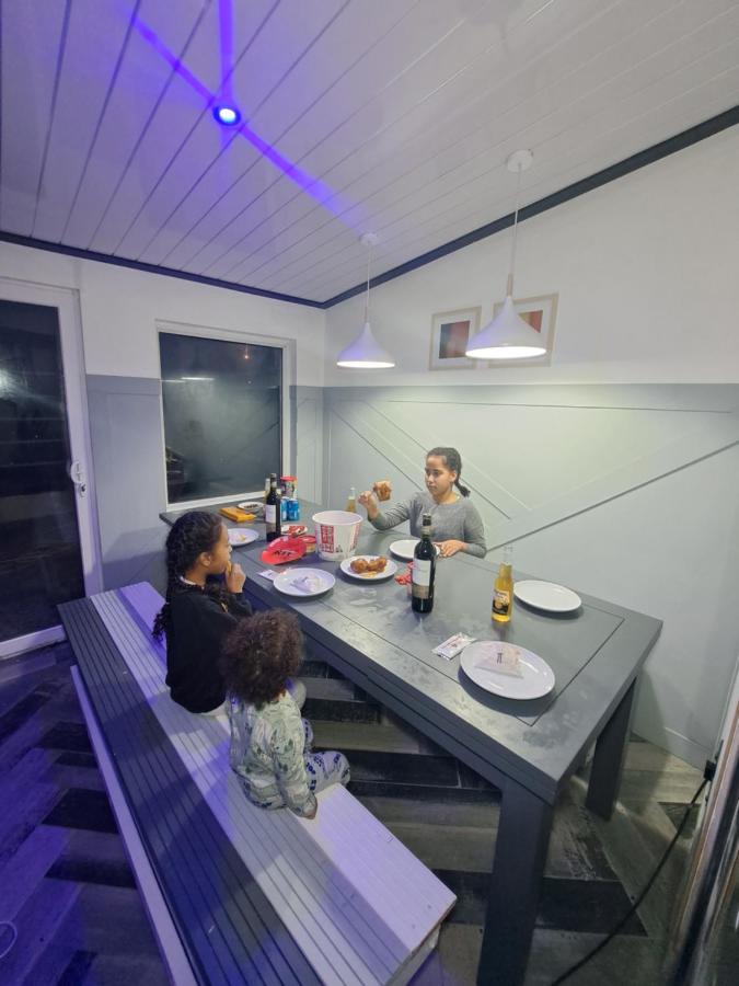 Family Holiday with Hot tub , Family groups only - Ferienwohnung Blackpool