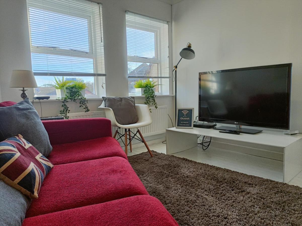 B&B London - 2 Bed Functional House Close to Manor Park Train Station - Bed and Breakfast London