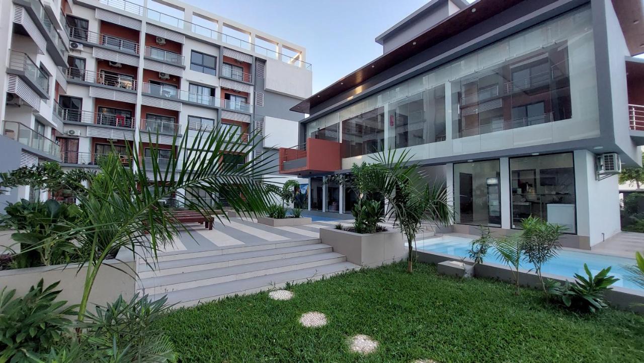 Superbly Modern and Airy Two Bedroom Seaside Apartment with Balcony - Chambres d’hôtes
