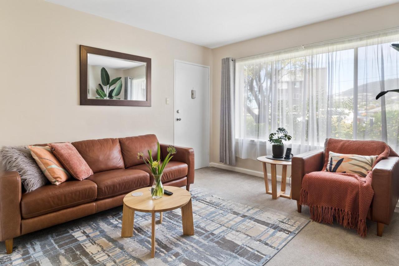 King Bed, Water Views, Private Parking, Courtyard Living in the Heart of Sandy Bay - Chambres d'hôtes Suntop