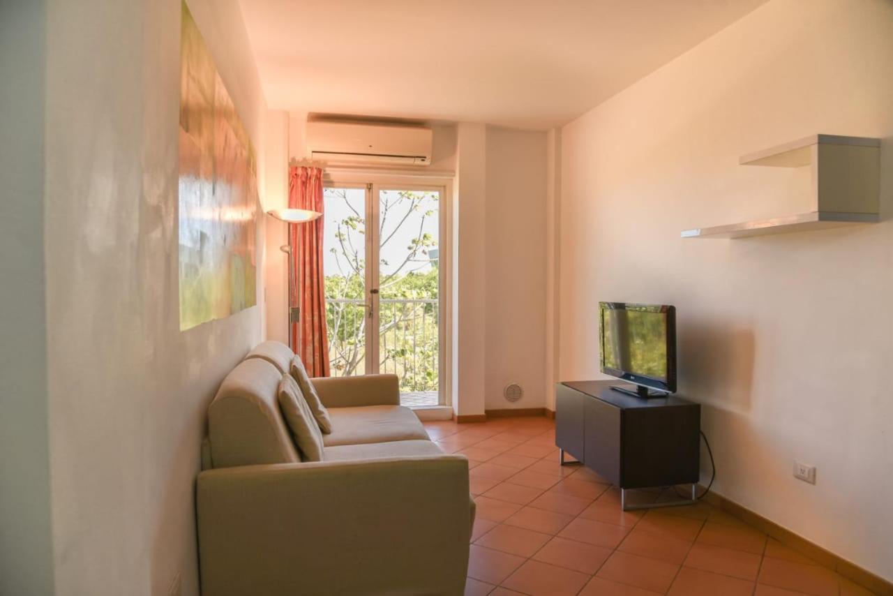 One-Bedroom Apartment with Kitchen