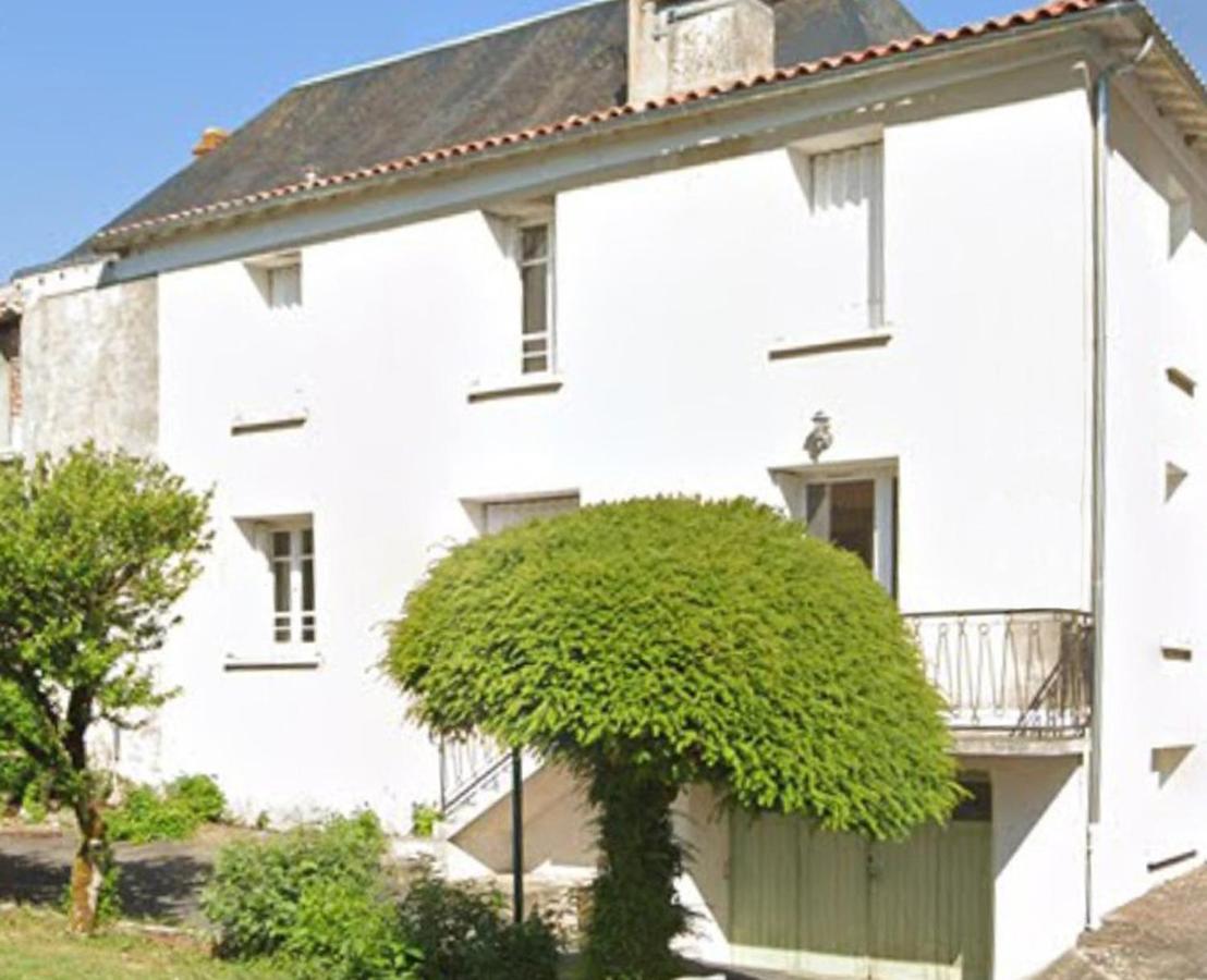 Spacious 3-Bed House in Chateau Garnier - Bed and Breakfast