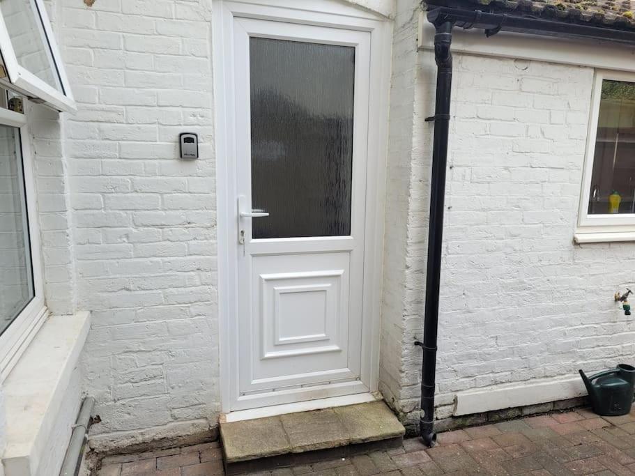 Comfortable 2 bedroom property, Maidstone - Chambres d’hôtes