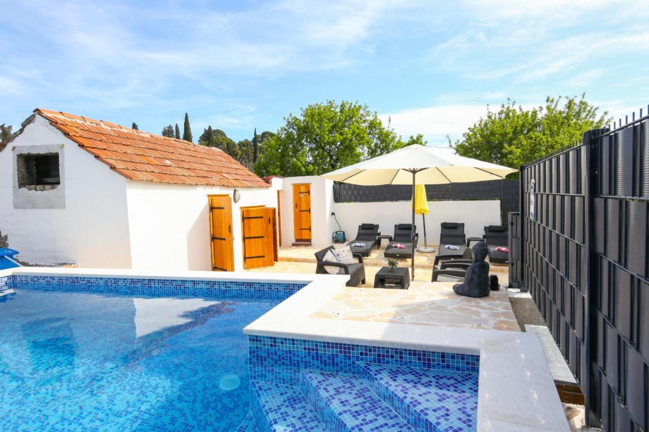 B&B Trogir - Holiday home Ambi for 6, heated pool near Trogir - Bed and Breakfast Trogir