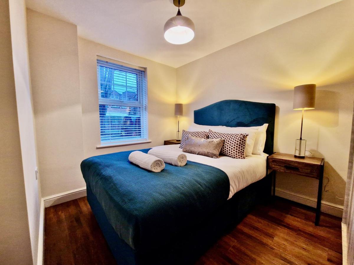 B&B Coventry - Stylish Luxury Serviced Apartment next to City Centre with Free Parking - Contractors & Relocators - Bed and Breakfast Coventry