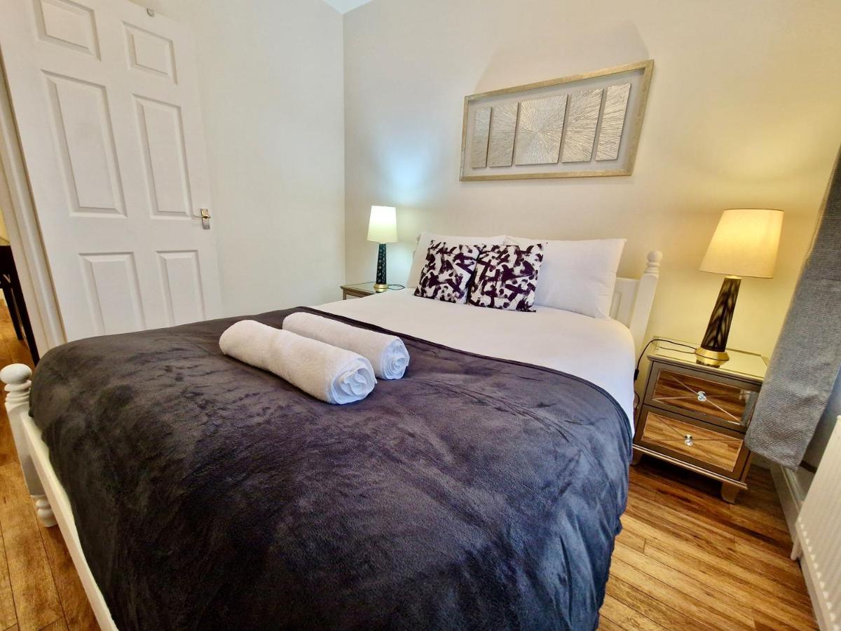 Spacious Luxury Serviced Apartment next to City Centre with Free Parking - Contractors & Relocators - B&B Coventry
