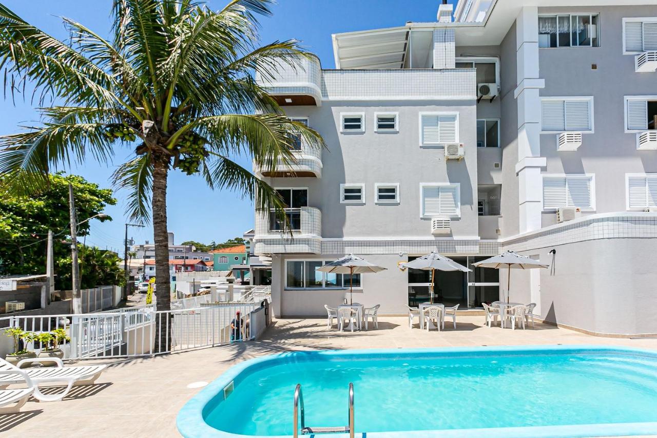 Prédio com apartamentos completos, com piscina e a passos da praia - Agua Marinha - B&B Florianópolis