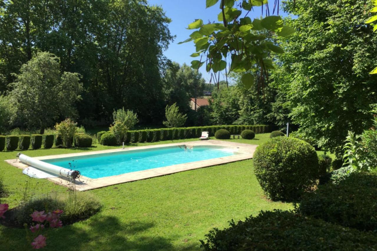 Charming 14th Century Village Chateau with gardens and outdoor pool - Chambres d'hôtes Celles