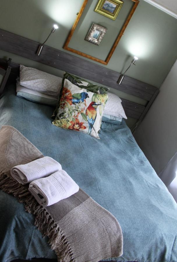 Zimmer mit Queensize-Bett und Gartenblick