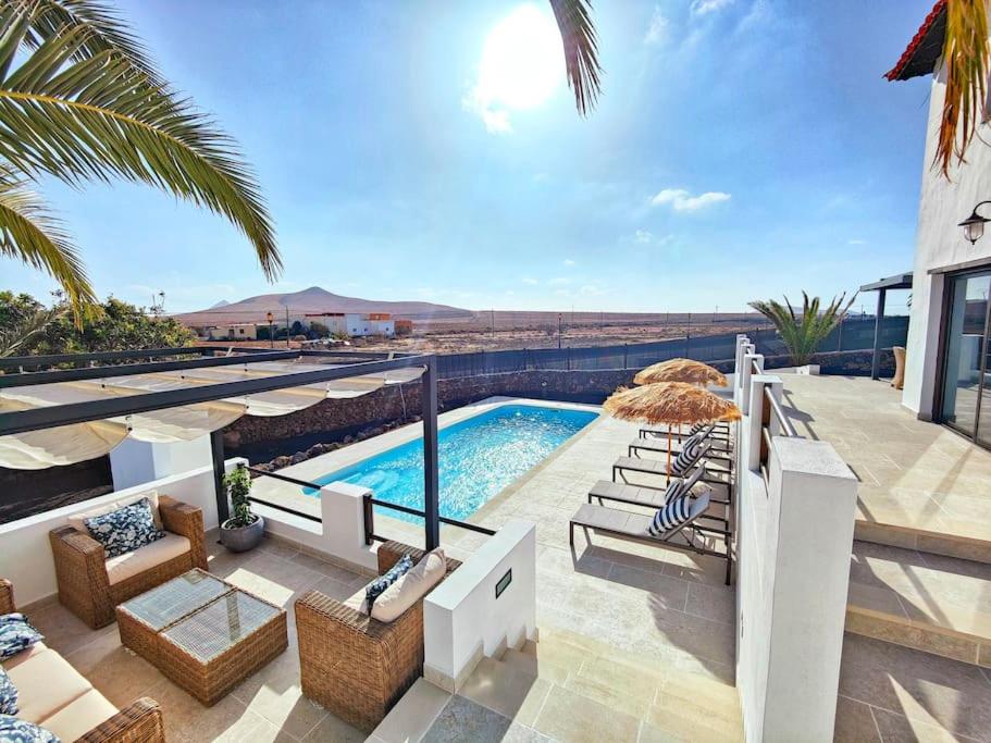 No 2. Stunning 4-Bedroom Villa with Large Pool - B&B