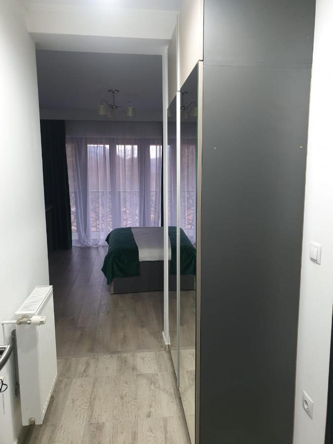 Habitación con cama extragrande y balcón