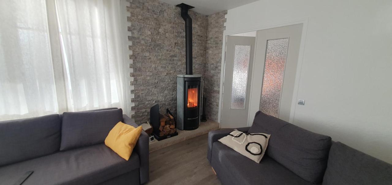 Appartement entier au dessus de villa, climatisation réversible poêle à bois tres chaleureux , wi fi parking privée gratuit situation 500 m, plage et centre ville - Ferienwohnung Sanary-sur-Mer