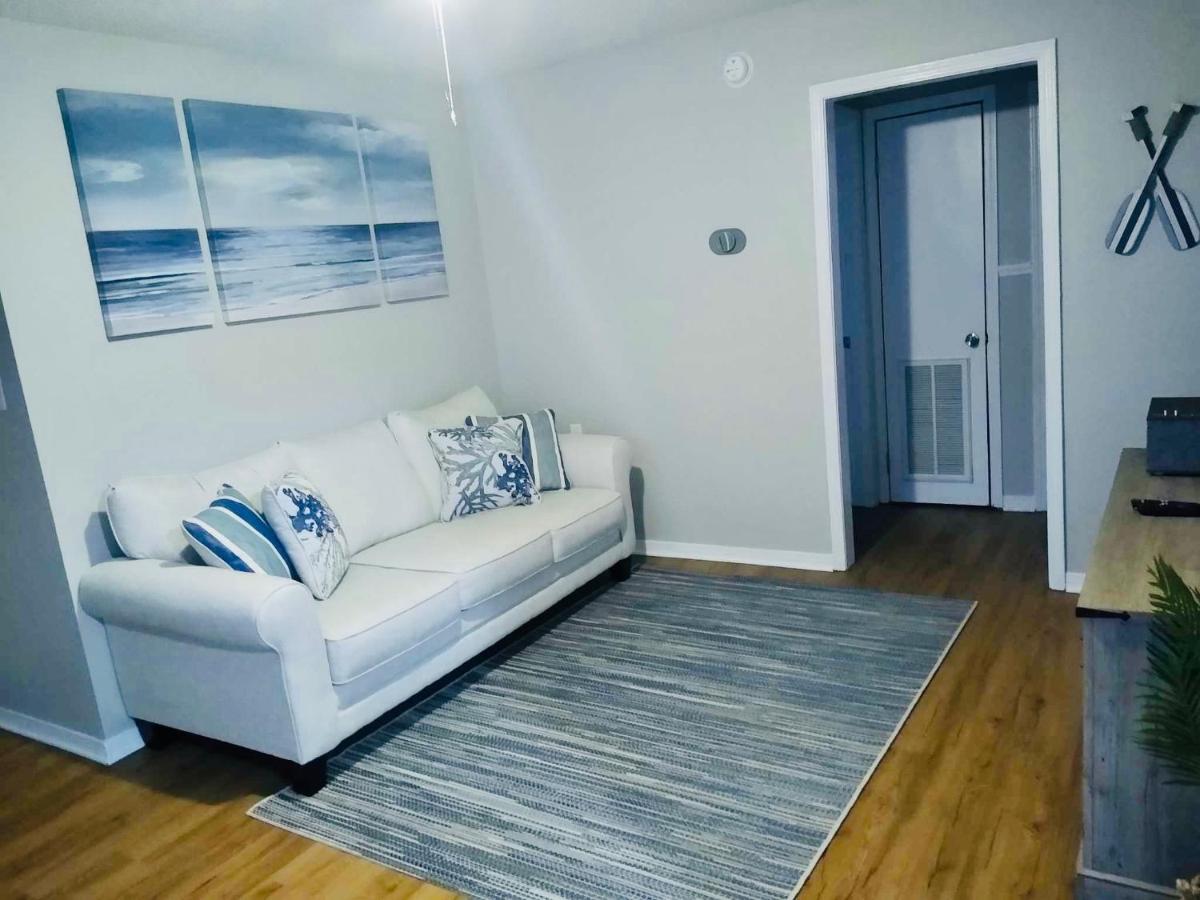 White Sand Getaway steps from Beach - B&B