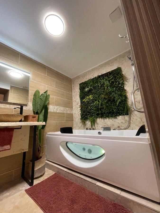 Studio with Spa Bath