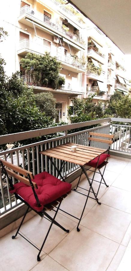Modern home, 6' from the Metro - Chambres d'hôtes Athènes