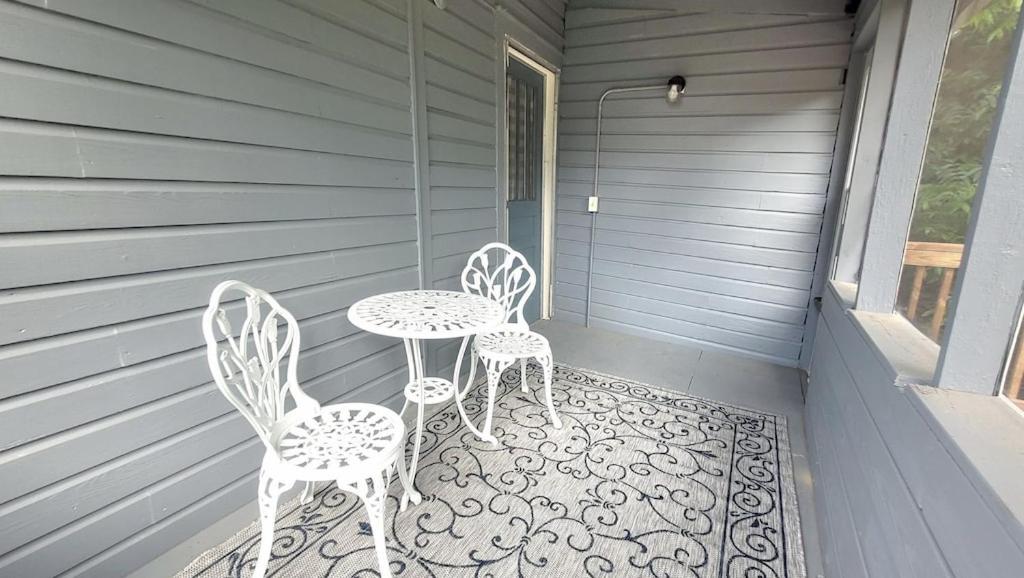 Charming 2 Bedroom 1 Bath Farm Style House - Chambres d’hôtes