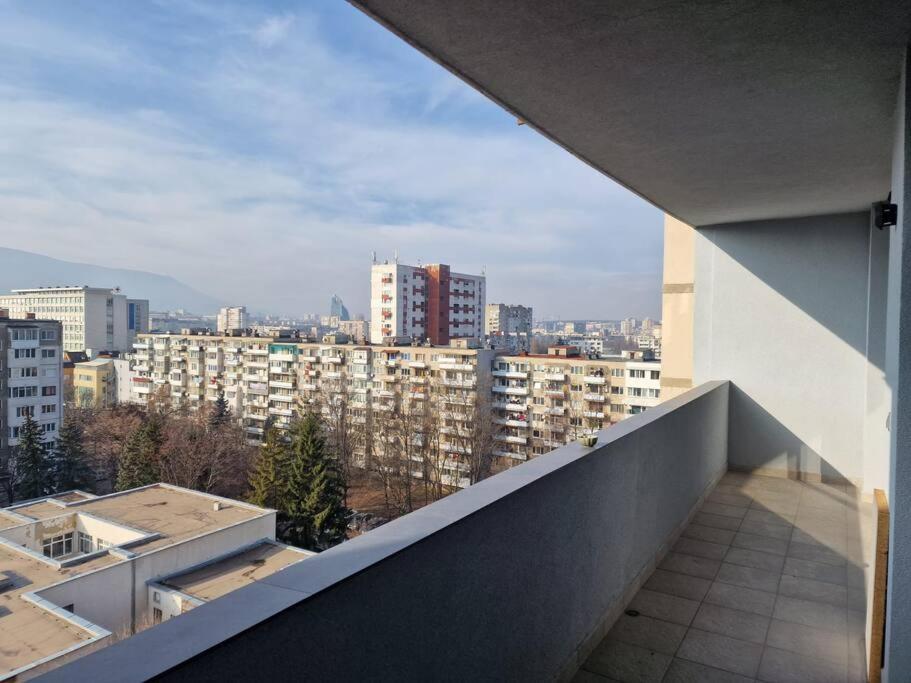Very Spacious & Modern 3Bed near Airport & Centre - Bed and Breakfast