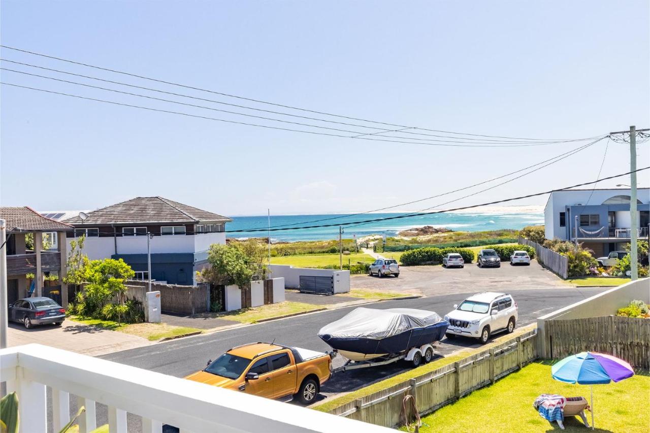 Pet friendly Anna Bay Beach Shack, 44 Ocean Avenue - fantastic 2 storey house with spectacular views - Chambres d'hôtes Eneabba