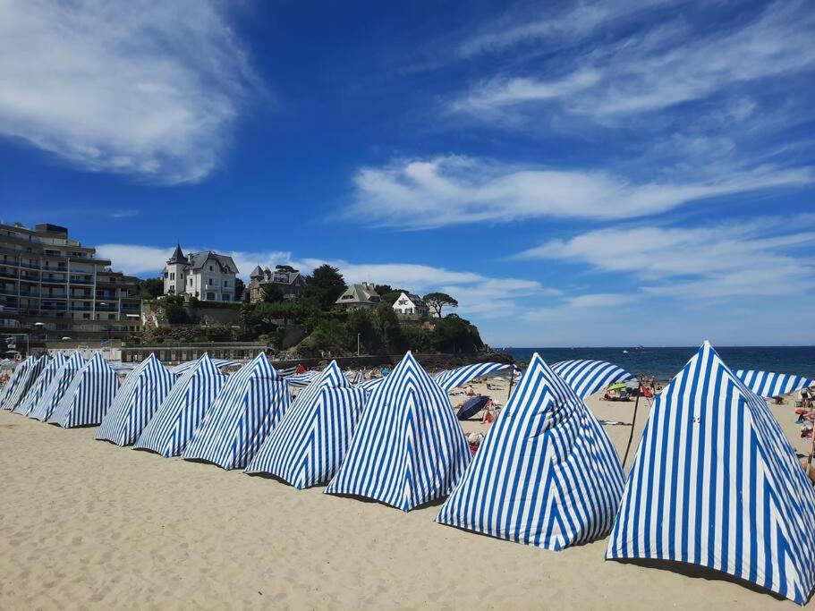 Le Jacaranda-à 2 min de la plage, Hyper Centre de Dinard, vue mer de la fenêtre - B&B