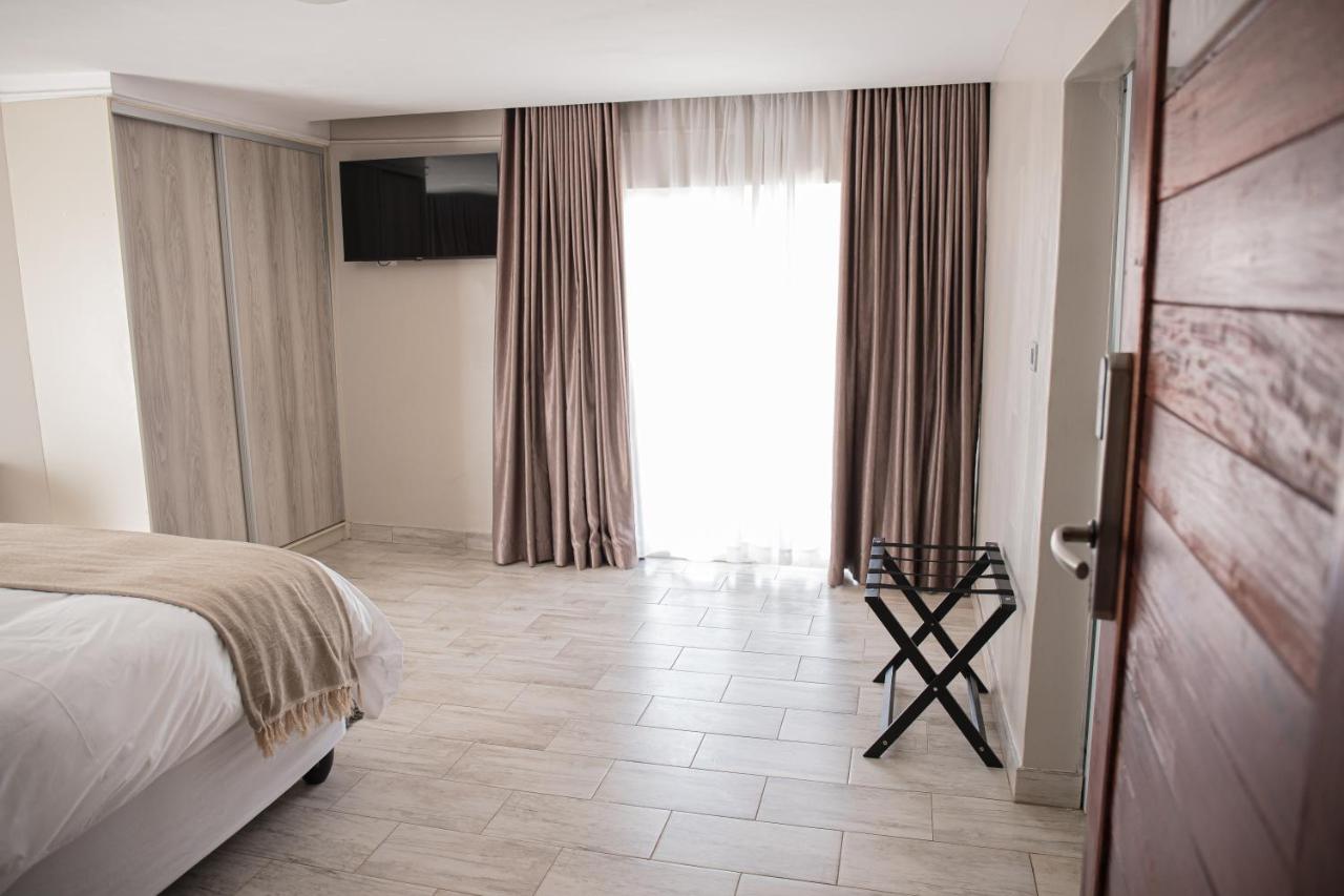 Deluxe Queen Suite