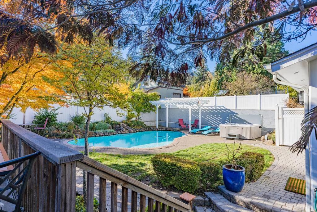 Hot Tub & Seasonal Pool -Sleeps 10- 4 min to OSF - B&B