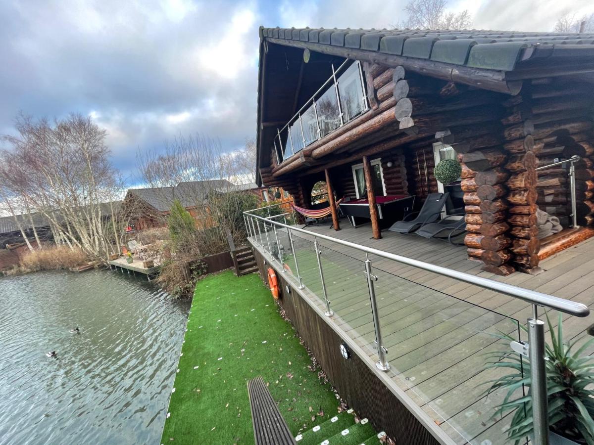 B&B Tattershall - Woodpecker Log Cabin with hot tub, pizza oven bbq entertainment area, lakeside with private fishing peg situated at Tattershall Lakes - Bed and Breakfast Tattershall