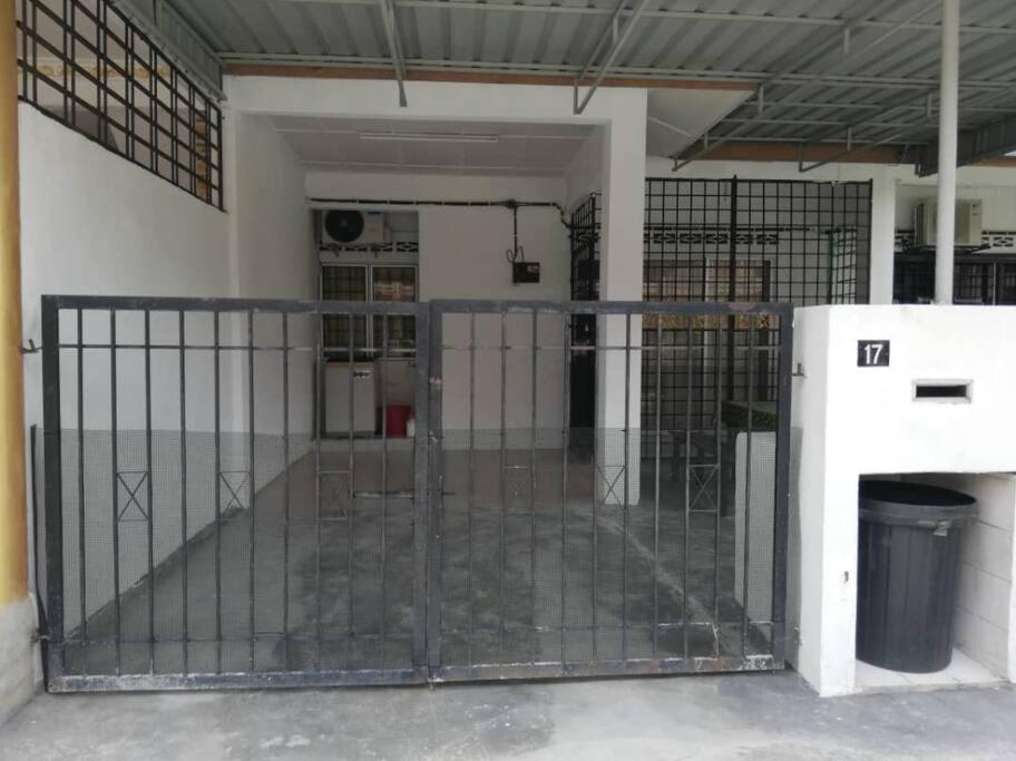 D'Haja 17 KLIA SEPANG with 2 Airconds & Wi-Fi - B&B