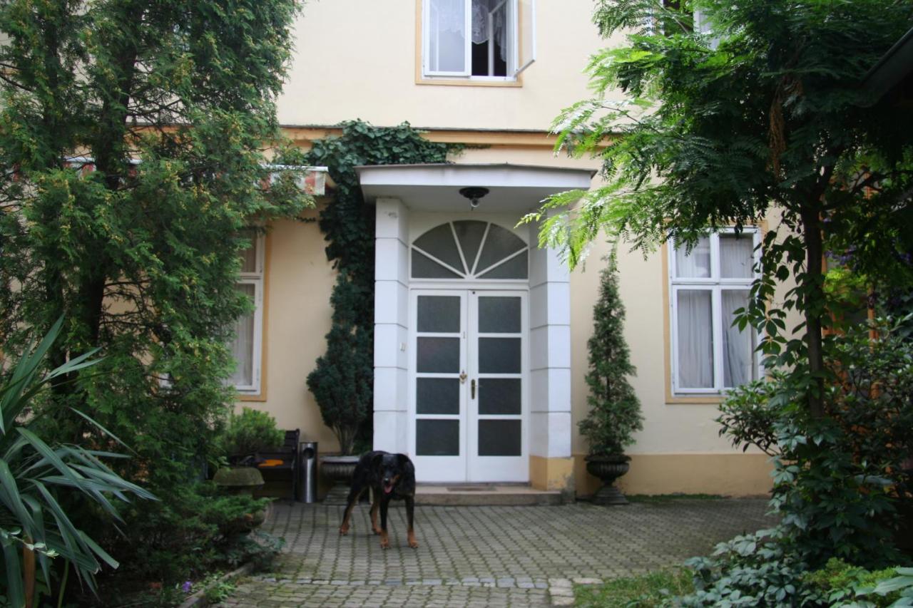 Deluxe Two-Bedroom Apartment with Garden View