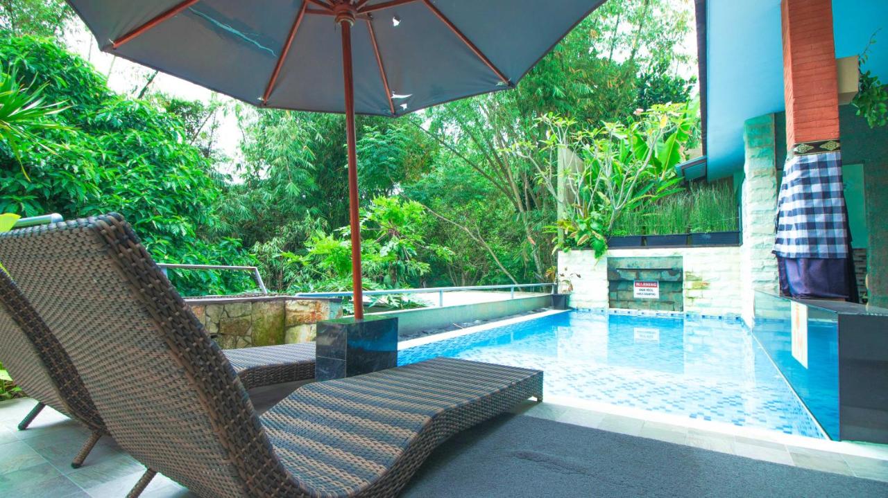 B&B Batu - Villa Dewata with Chill Spot Private Pool and Karaoke - Bed and Breakfast Batu