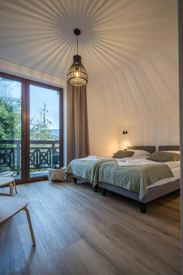 Zweibettzimmer mit Balkon