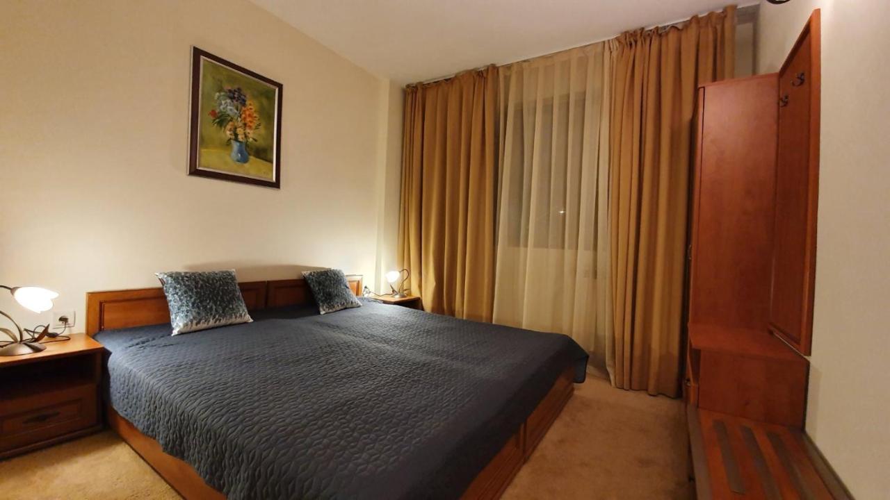 Apartment with Mountain View