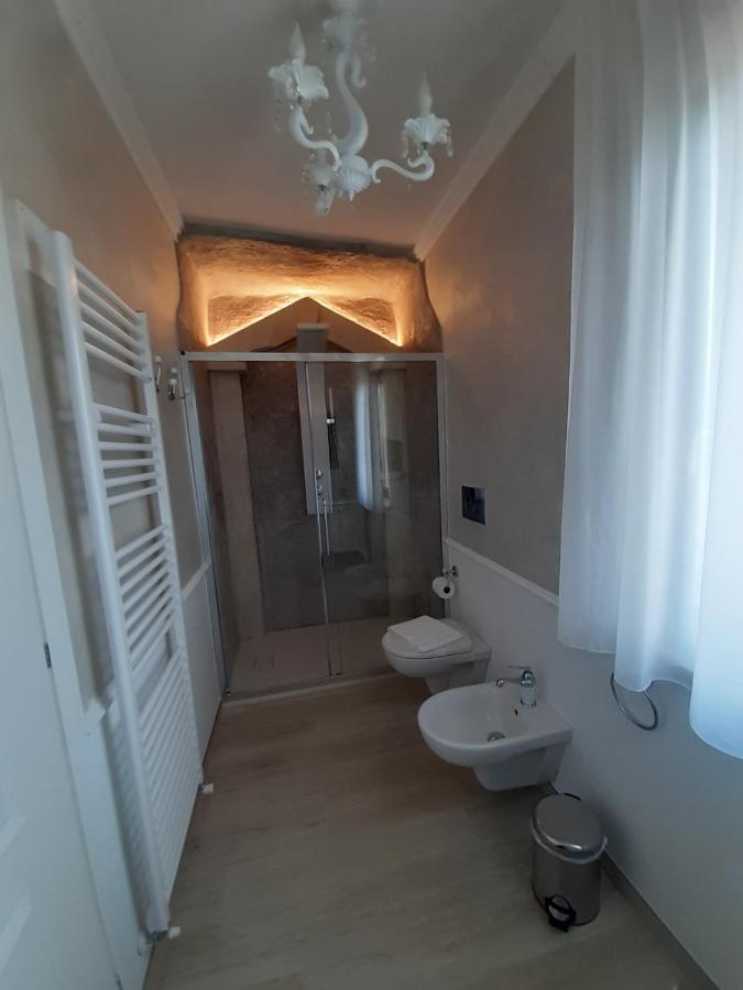 Habitación con cama extragrande y balcón