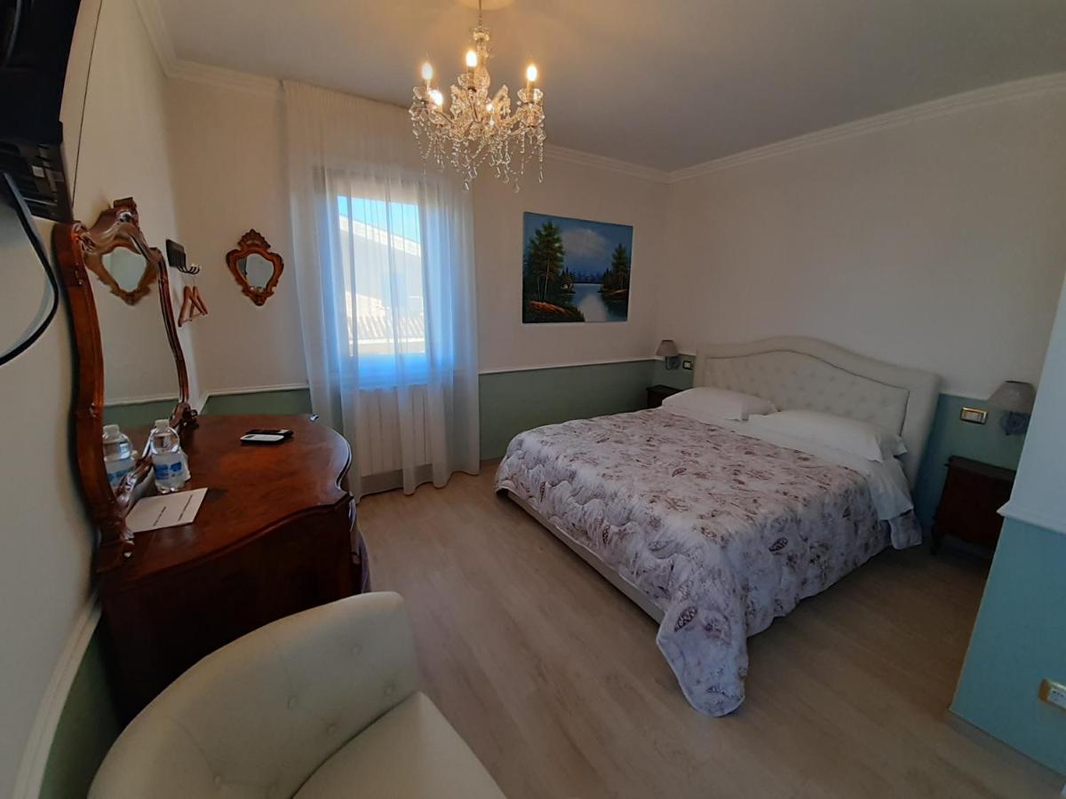 Habitación con cama grande y balcón