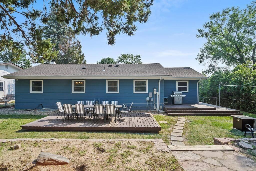 Roomy 5 Bed 3 Bath Fire Place Large Outdoor Space - Bed and Breakfast