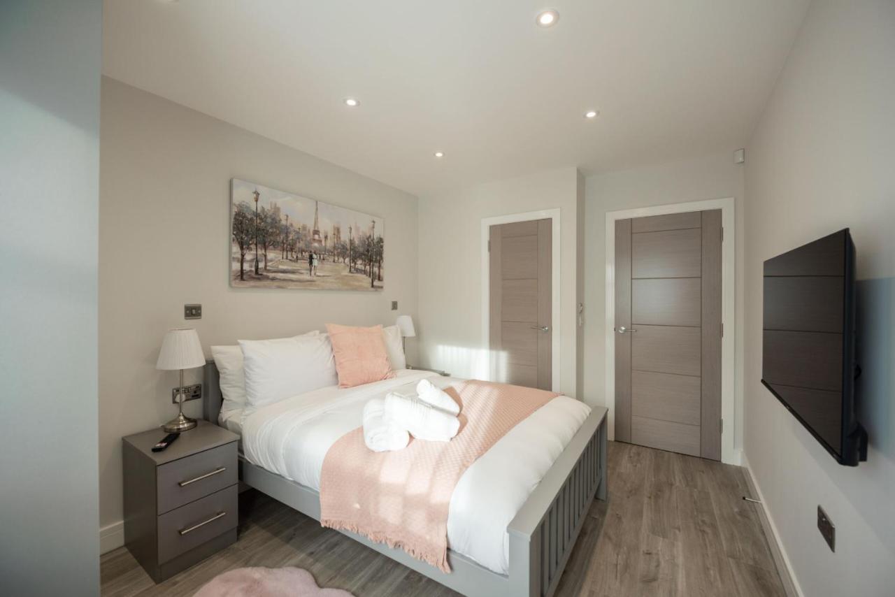 Deluxe Two-Bedroom Apartment with Garden View