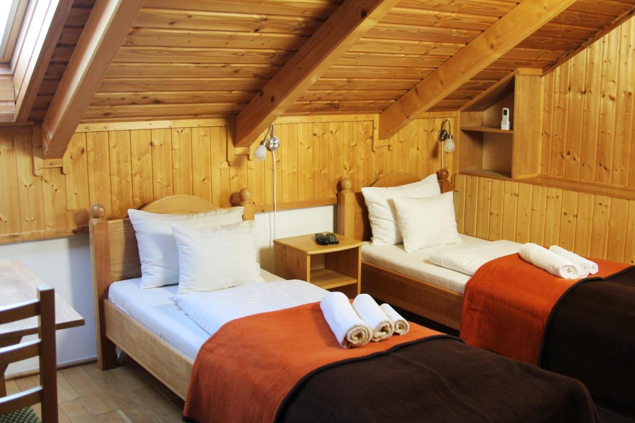 Zweibettzimmer mit Bad